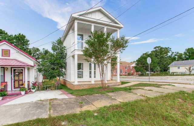 923 West Belmont Street