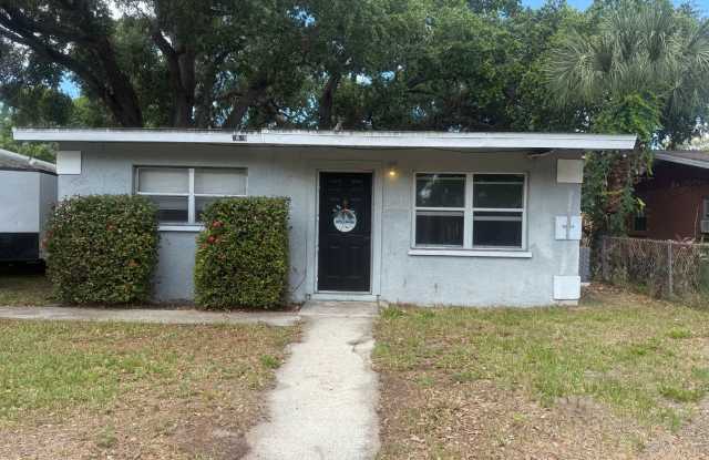 Move In Special - half off first months rent 3 Bedroom Sarasota Home