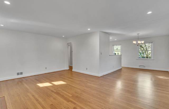 Detached Two-Level Home in Arlington