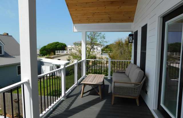 1527 Front Street unit: B