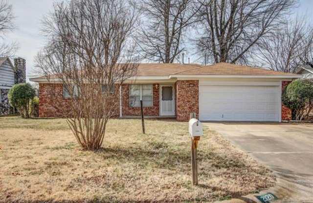 Fantastic south BA home just waiting for great Tenants. - 2021 South Hickory Avenue, Broken Arrow, OK 74012