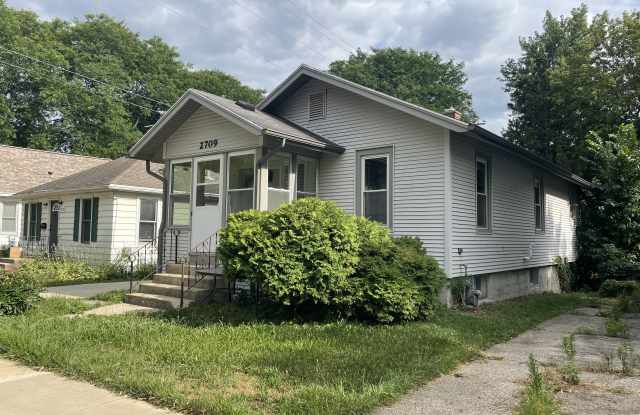 2709 Commercial Ave