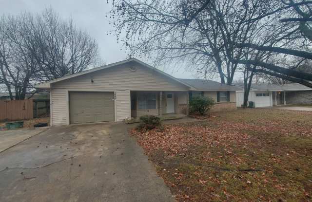 Nice 4 bedroom 1.5 bath home close to U of A and I-49