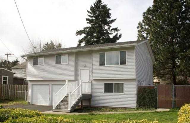 12755 SE 21st Ave - 12755 Southeast 21st Avenue, Oak Grove, OR 97222