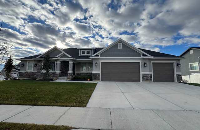 Photo of 5 Bedroom 3.5 Bathroom, plus bonus room, Home in Lehi Utah!