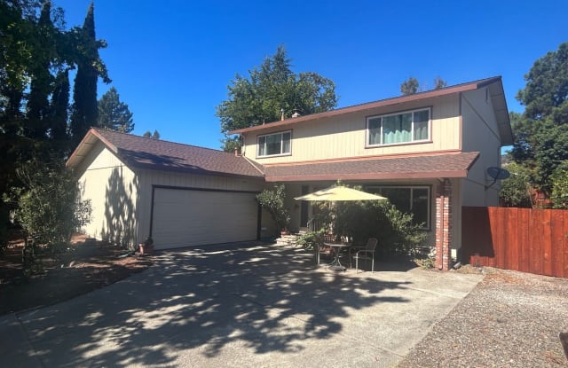 5401 Spain Ave - 5401 Spain Avenue, Santa Rosa, CA 95409