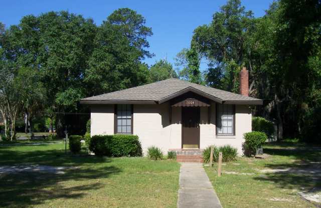 2004 Hollywood Drive - 1