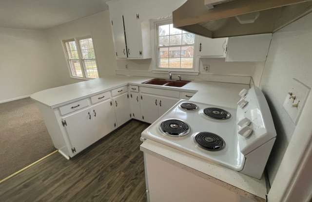 3 bedroom 1.5 bath house available. Pet friendly!