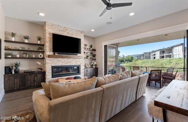 11422 N Vantage Lane