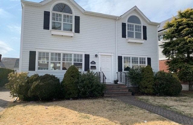 229 Mckinley Pky - 229 Mckinley Pkwy, Mineola, NY 11501