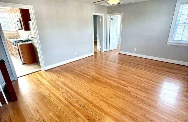 Huge 1 Bedroom Apartment, in the Near west End with an extra den space!