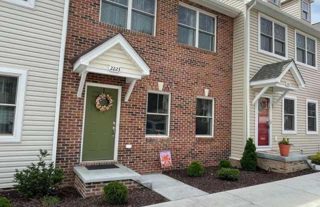 Spacious Luxury Townhome! Outstanding Location! - 2223 Deyerle Avenue, Harrisonburg, VA 22801