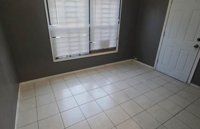 1611 ALLENGROVE Street unit: 1St Floor