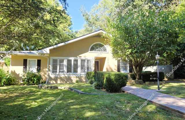 1376 Normandy Dr NE