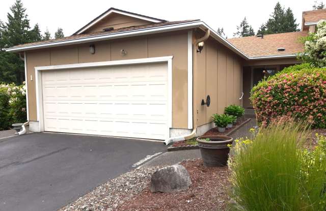 University Place Gem! 2 bedroom with Fireplace!