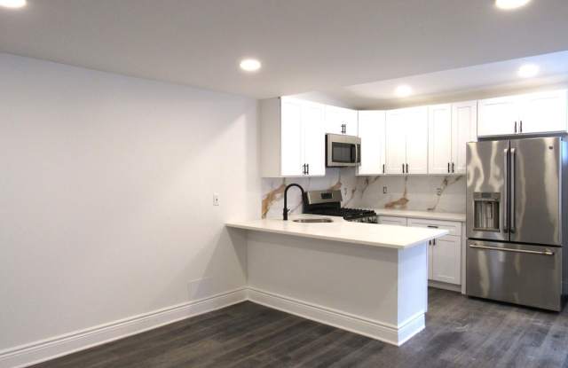 708 OAK Lane unit: Rear Apartment
