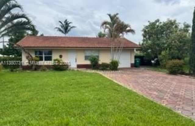 7305 NW 95th Way