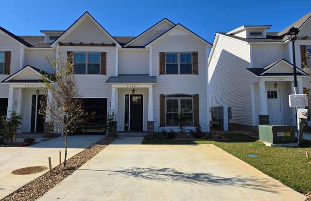 3 Bedroom 2.5 Bath Townhome located in Valdosta, GA Minutes from Moody