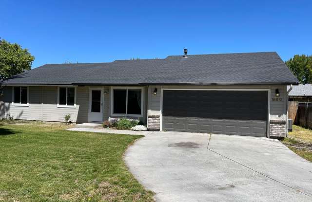 Beautiful 3 bedroom in the heart of Meridian w/ TWO living spaces!!! - 989 North Ralstin Street, Meridian, ID 83642