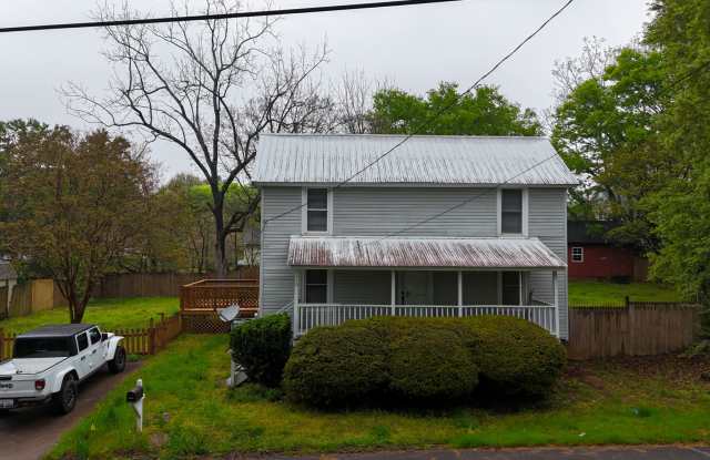 3 Bedroom / 2 Bathroom Home Near Downtown Central - 119 Hedge Street, Central, SC 29630