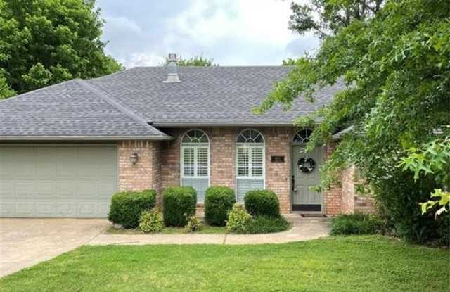 1320  E Ash - 1320 East Ash Street, Fayetteville, AR 72703