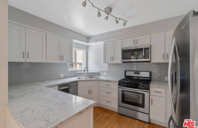 Photo of 2030 N Vermont Ave unit: 6