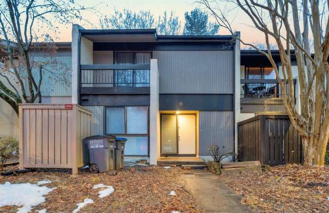 Remodeled townhouse! Spacious, located in golf community! Convenient to incoming Silver Line!