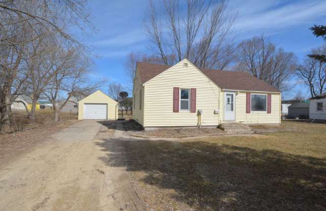 Cute 2br Home with Large Private Yard! - 1306 9th Avenue Southwest, Austin, MN 55912