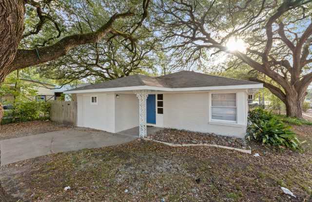 Live Close to Campus! 4 Bed/2 Bath Available for August 2026 Move-in!