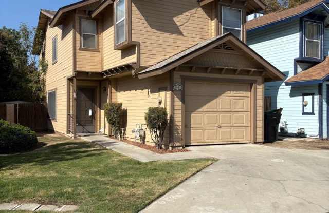 Charming 3 Bed/2.5 Bath on Packwood Available Now!