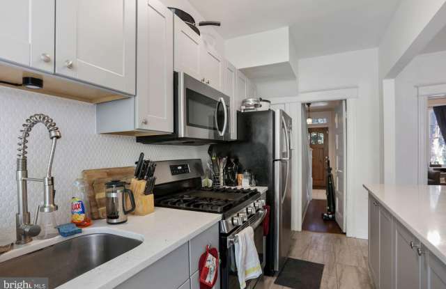 1006 QUEBEC Place NW