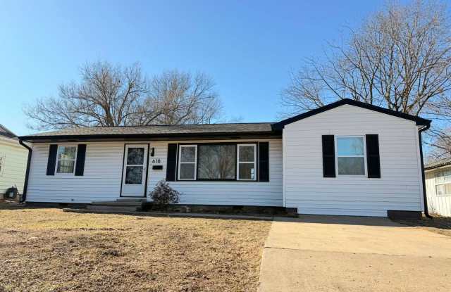 Beautiful 3 bedroom / 2 bathroom house in Joplin Mo with fenced in Yard!!