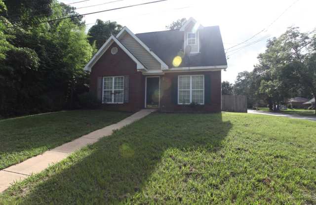 Conveniently Located Three Bedroom House Available this August!