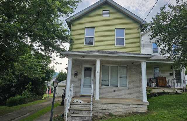 211 N Everett Avenue