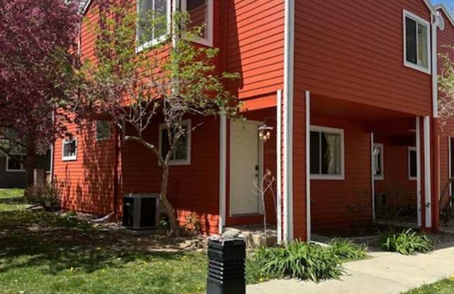 3BD/2.5BA Townhouse w/ Covered Parking  Basement in Kings Ridge - N. Boulder photos photos