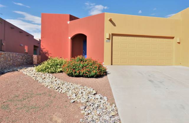 Beautiful 3 Bed/2Bath Townhouse Home off of Roadrunner Pkwy
