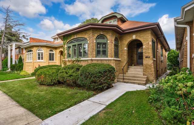 6739 N Rockwell Street