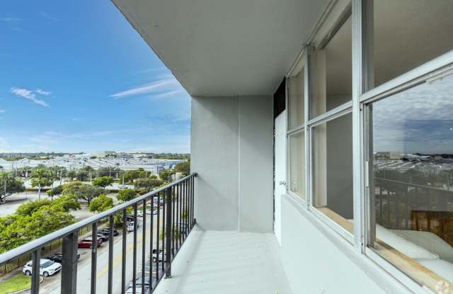 Grand Island Square - 3 Miles to Aventura Mall