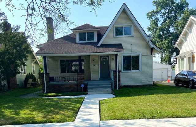247 Moss St