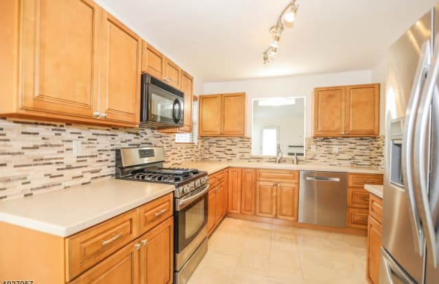 52 PHLOX CT - 52 Phlox Court, White House Station, NJ 08889