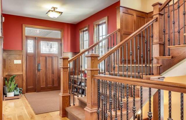 2012 W Laurel Avenue