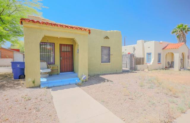 ACROSS STREET FROM UOFA!!! WON'T LAST!! 2 Bedroom 1 Bathroom