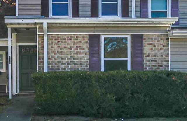 Townhouse close to Western Blvd and BASE!