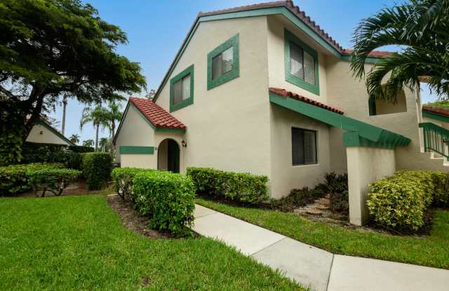 3 Lexington Lane E