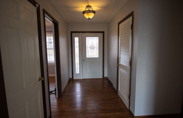 Cozy Spacious Home 4bd/3ba w garage