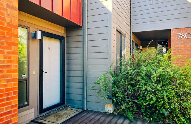 Bright 1-bedroom loft in the heart of Boulder- Available Now