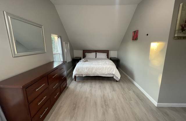 4522 E Washington St