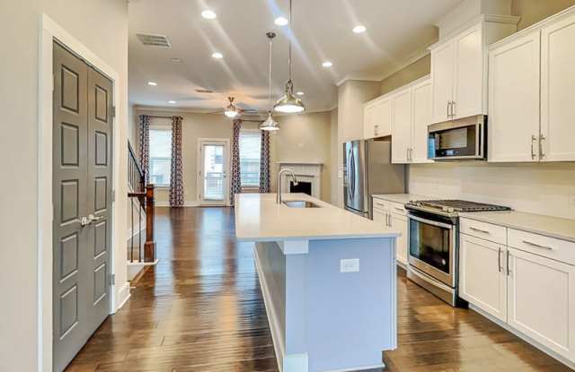 2038 Rockledge Rd NE