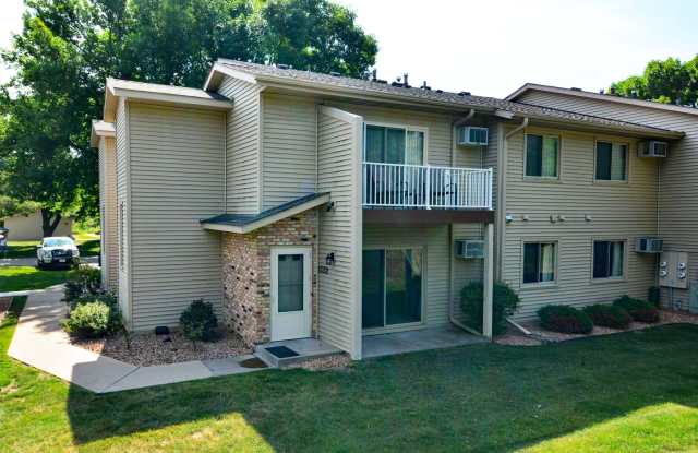 Stunning 2 BD / 1 BA Eden Prairie Town home.