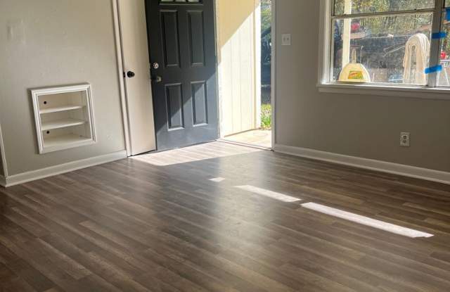 THIS JUST IN! Short Term Lease! Great Neighborhood!